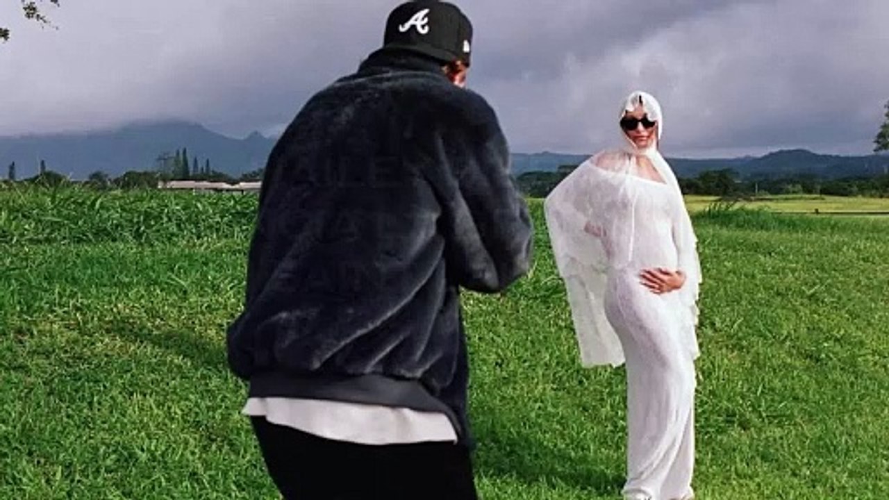 Hailey Bieber: l'annuncio della gravidanza (in Saint Laurent)