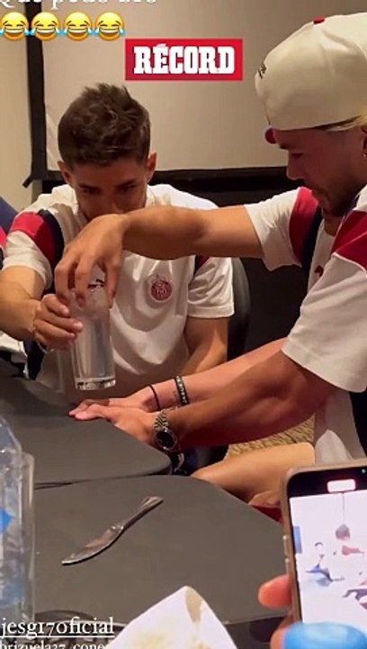 ¡LLEVADOS! JUGADORES DE CHIVAS LE JUEGAN BROMA A CADE COWELL PREVIO AL JUEGO ANTE TOLUCA