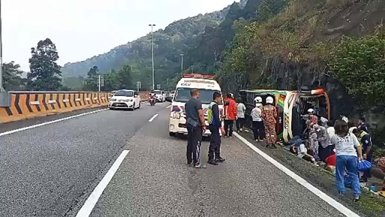 长巴失控翻入沟  司机乘客受伤送院