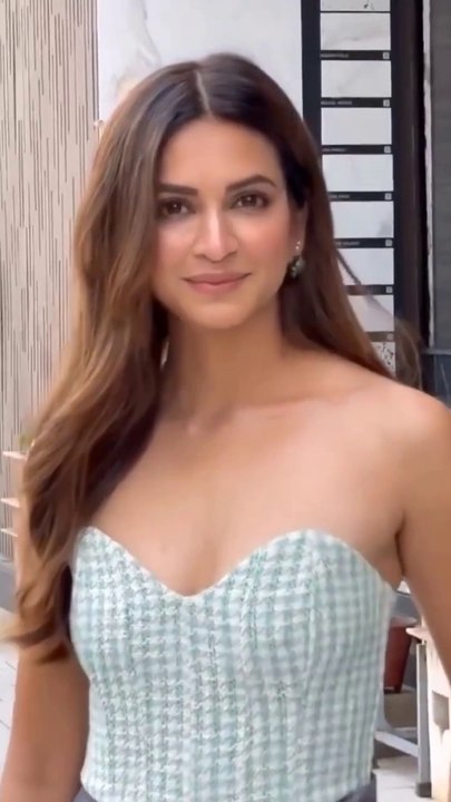 Kriti Kharbanda Hot Vertical Edit