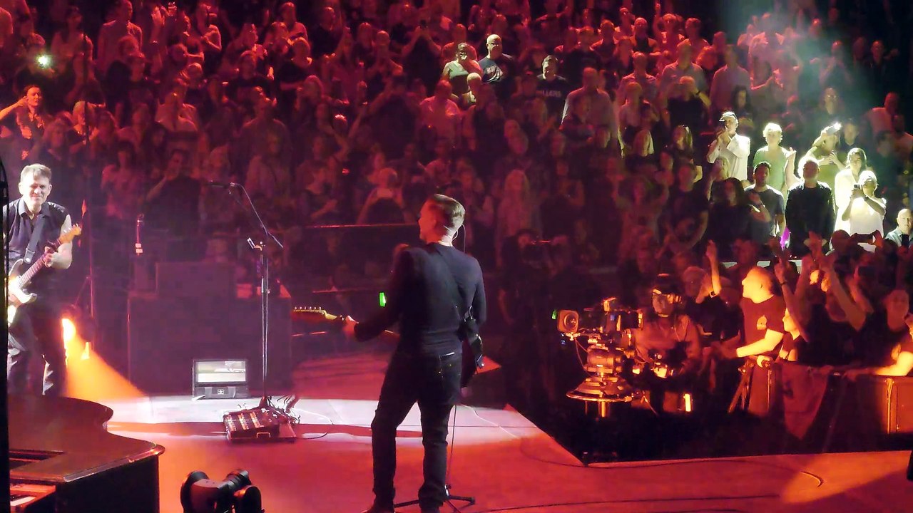 Bryan Adams-London-Run To You-. 4K MAFAFREE