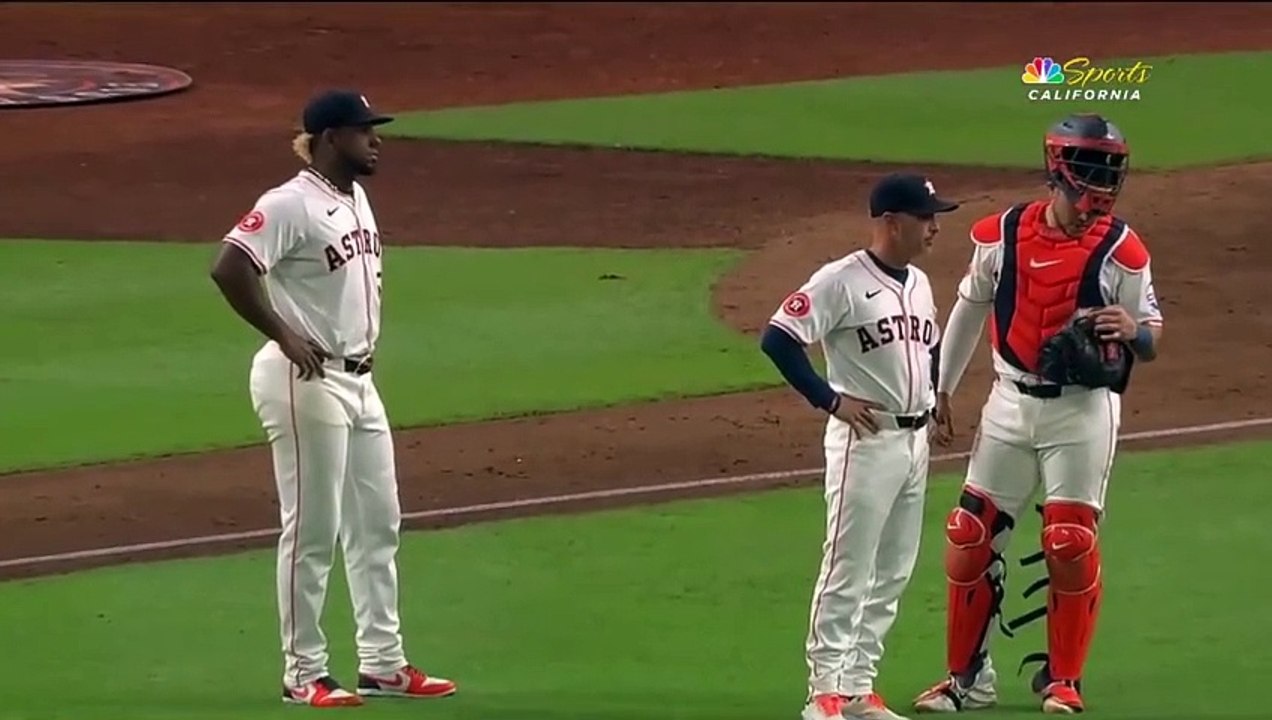 ¡Expulsan al lanzador Ronel Blanco por sustancia extraña en su guante!