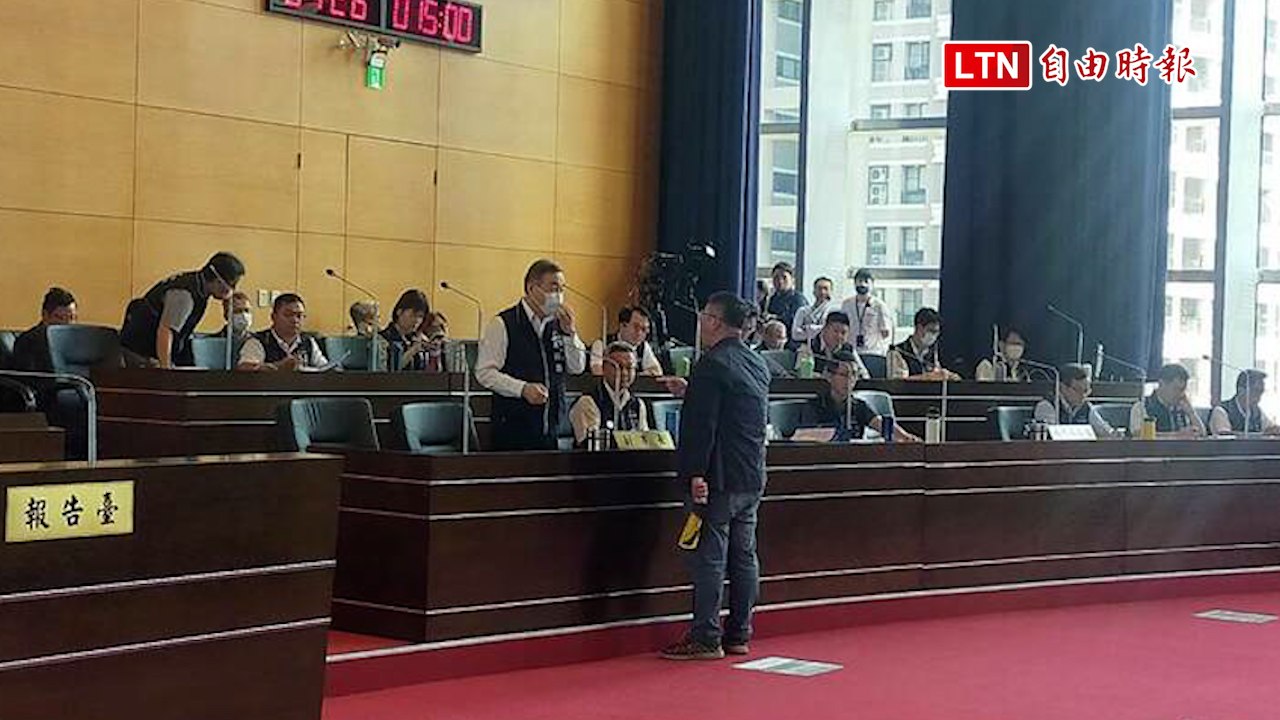 要求中市秘書長黃崇典備詢未到 綠議員施志昌怒飆副市長黃國榮