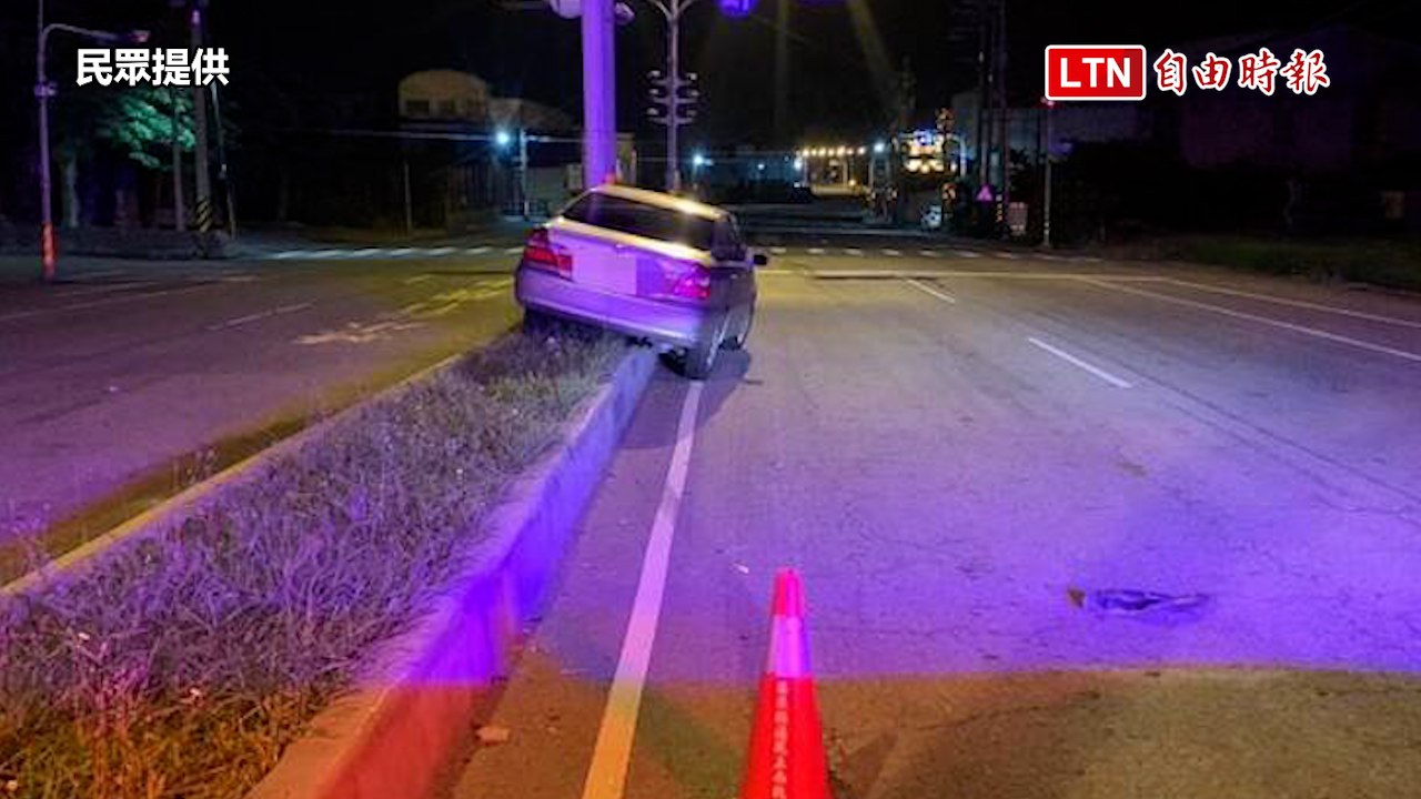 轎車撞上分隔島 員警到場沒見到駕駛(警方提供/民眾提供)