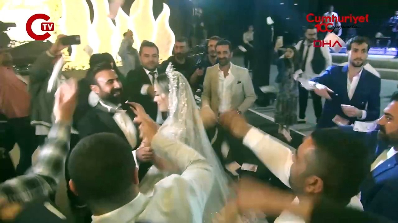 Aşiret düğününde geline 6 kilo altın takıldı, paralar 2 valize sığdı
