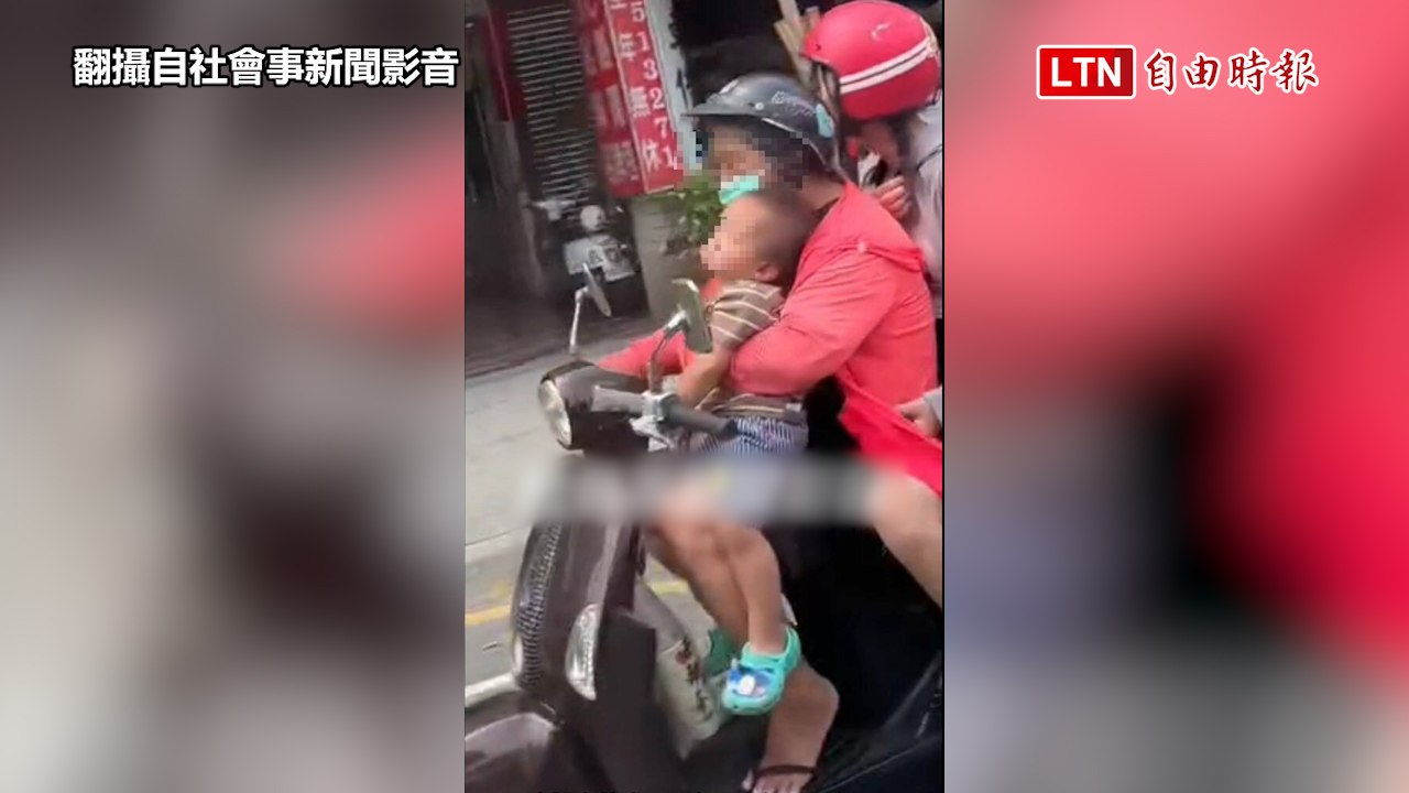 超危險！機車三貼 婦人單手抱小孩騎車(翻攝自社會事新聞影音/民眾提供)
