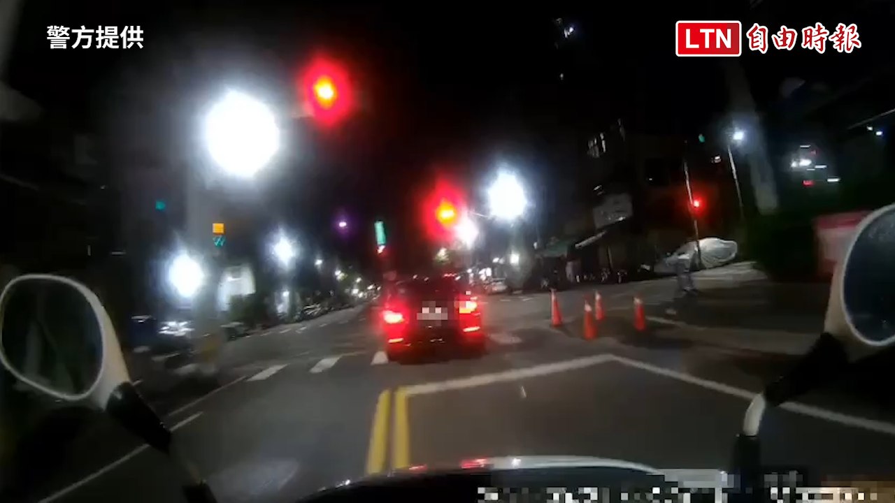 毒販拒捕自撞分隔島彈撞路邊九車  痛得逃下車哀號（警方提供）