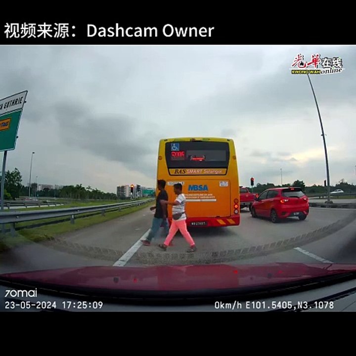外劳过马路没有看车 差点被撞连累骑士翻车