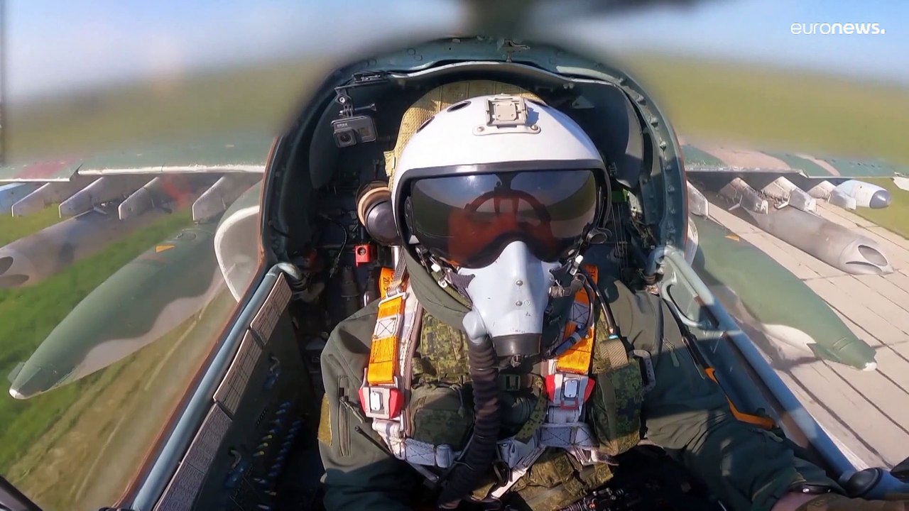 شاهد: طلعة قتالية لطائرة روسية من نوع سوخوي 25 في سماء أوكرانيا