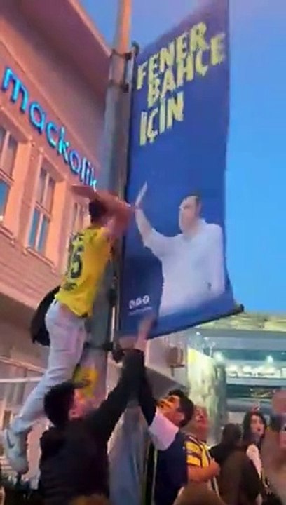 Ali Koç afişleri bıçaklandı