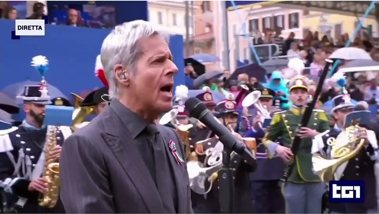 Baglioni canta l'inno di Mameli alla parata per la Festa della Repubblica