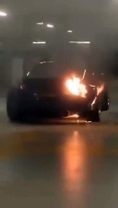 原地狂轰油门 出事了 跑车 起火