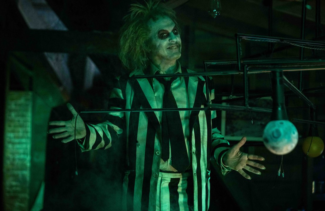Tim Burton se surpreende com imersão imediata de Michael Keaton ao reviver Beetlejuice: ‘Parecia possuído’