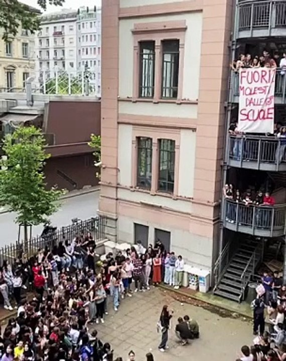 Protesta a liceo Tenca per le molestie a una studentessa: "Fuori i molesti dalle scuole"