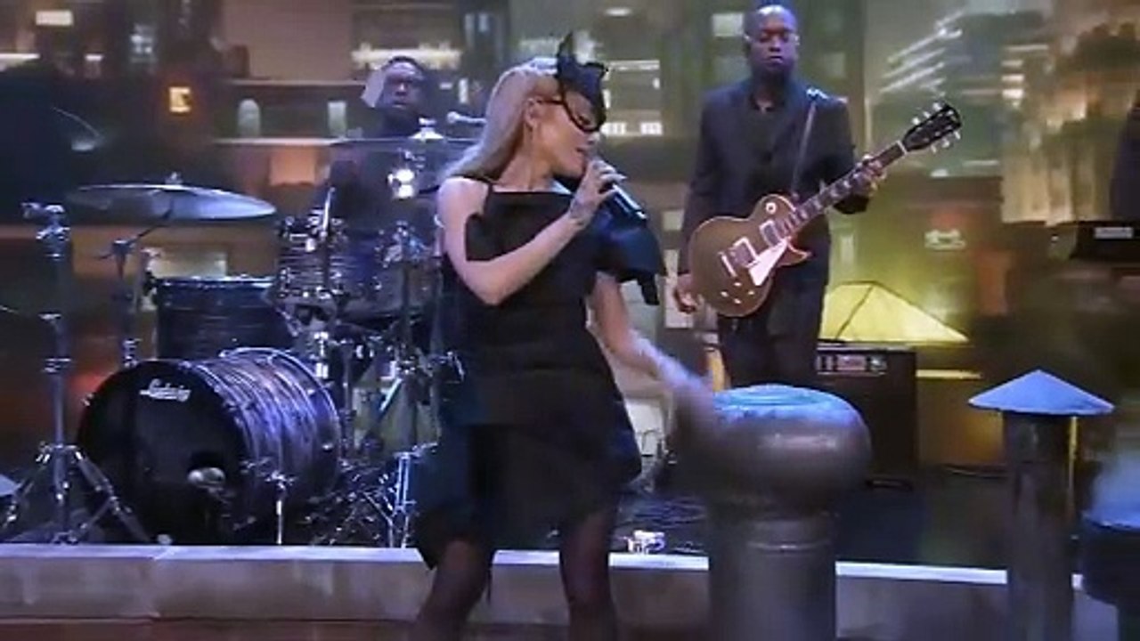 Ariana Grande chante "The Boy Is Mine"