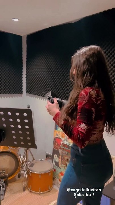 Demet Özdemir'in Duygulandıran 'Antidepresan' Şarkı Performansı 🎶