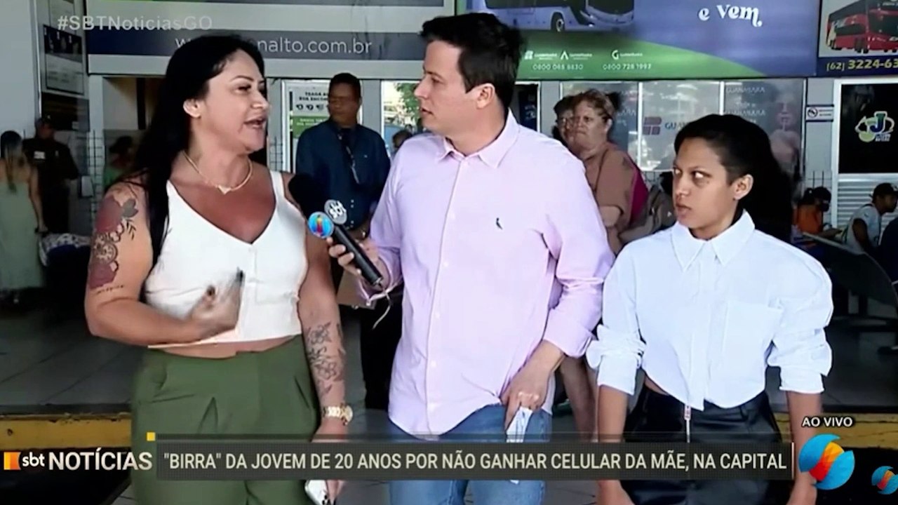 Jovem dá tapa na cara de repórter ao vivo