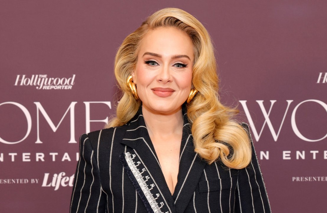 アデル、お気に入りの補正下着の生産中止を知りパニック買い ！