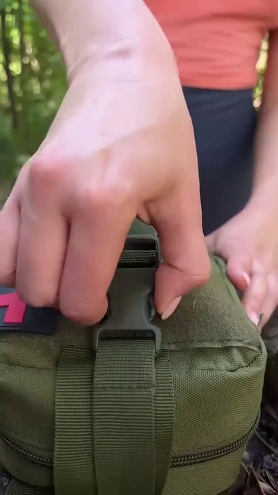 girl survival techniques in jungle