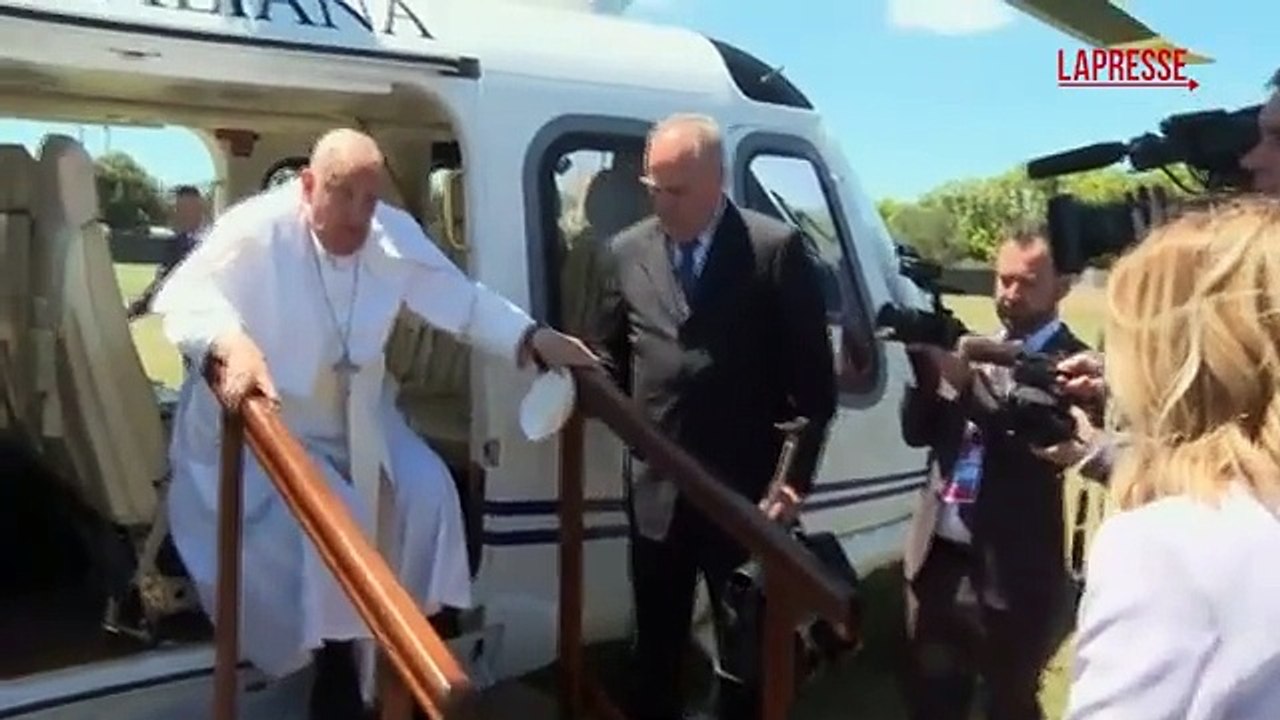G7, l'arrivo di Papa Francesco accolto da Meloni