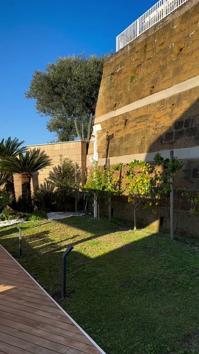 Geolier compra maxi villa a Pozzuoli con vista sul golfo di Napoli