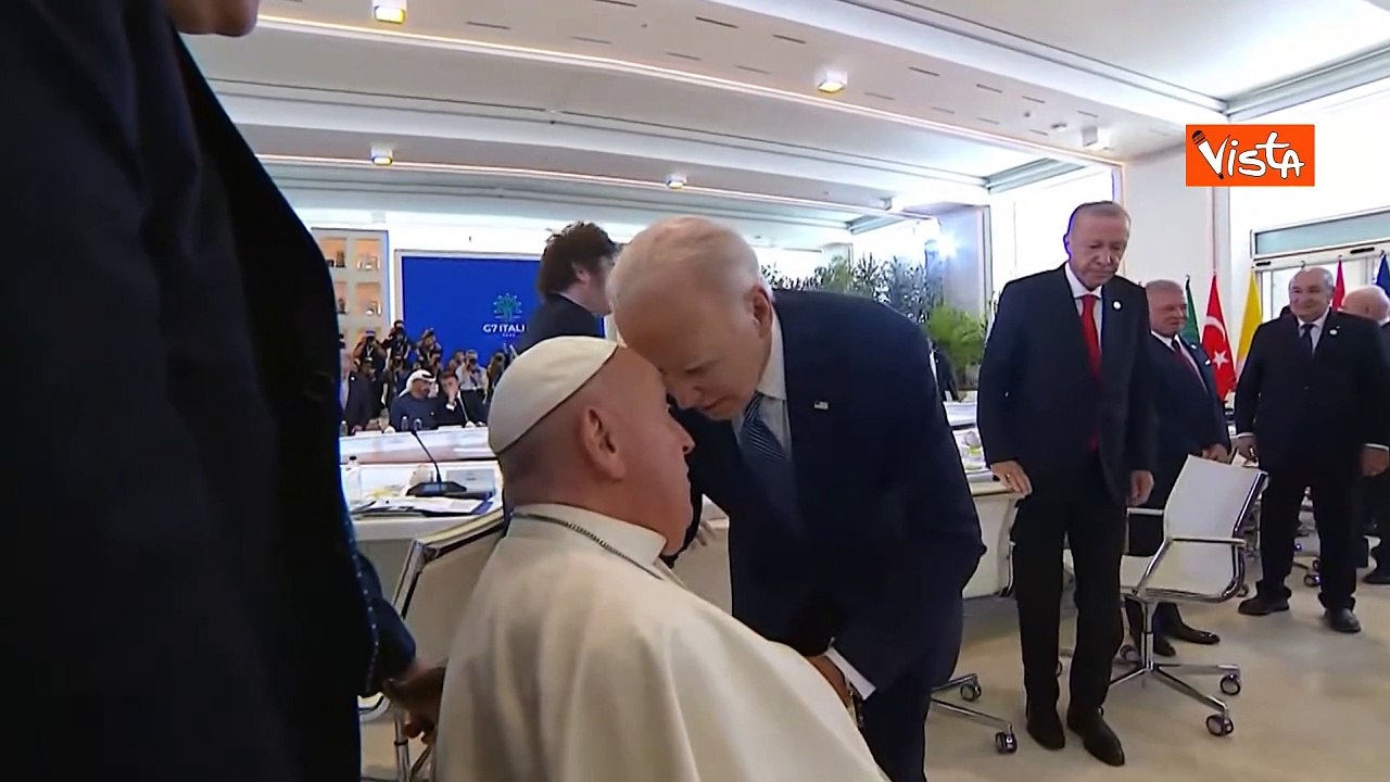 Il saluto tra Biden e Papa Francesco al G7