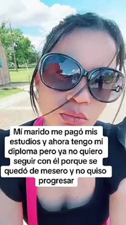 Mujer se graduó gracias a su esposo, ahora ya no lo quiere por ser mesero