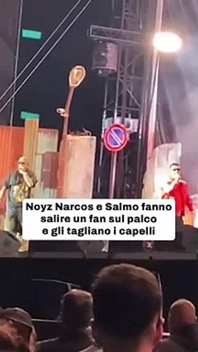 Salmo e Noyz Narcos tagliano i capelli a un fan durante il live di Milano