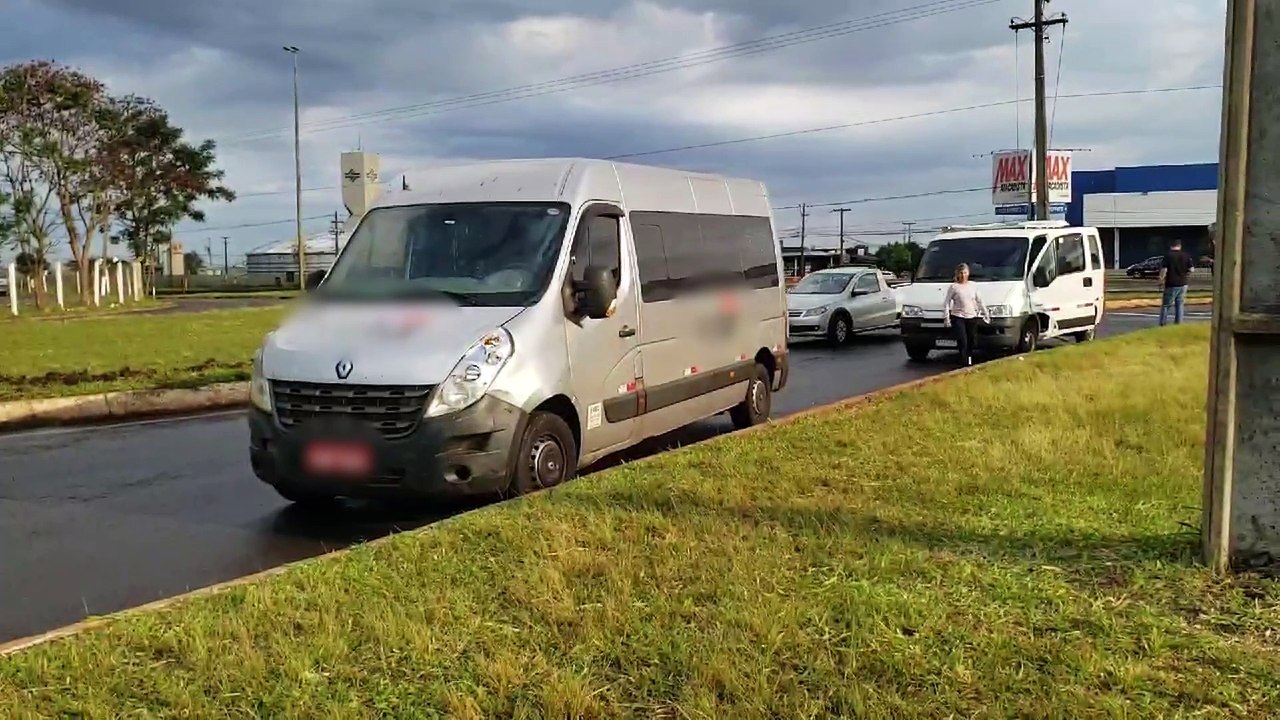 Vans batem no Trevo do Guarujá