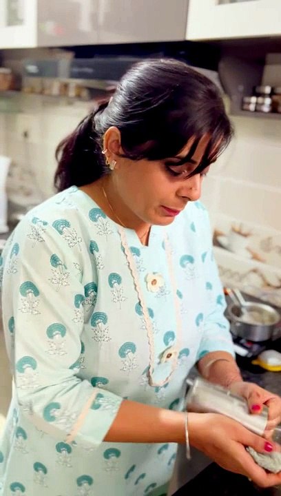 घर वाली को काम वाली बना दिया