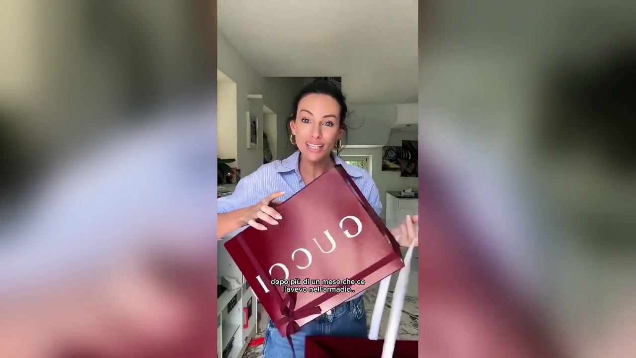 Paola Turani con la borsa Gucci: il video criticato da Selvaggia Lucarelli