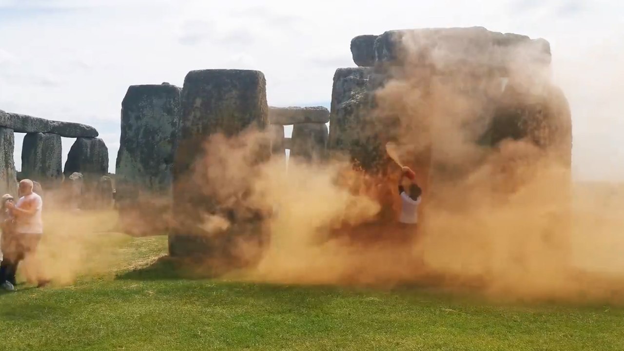 Activistas ecologistas rocían con pintura naranja el monumento neolítico de Stonehenge