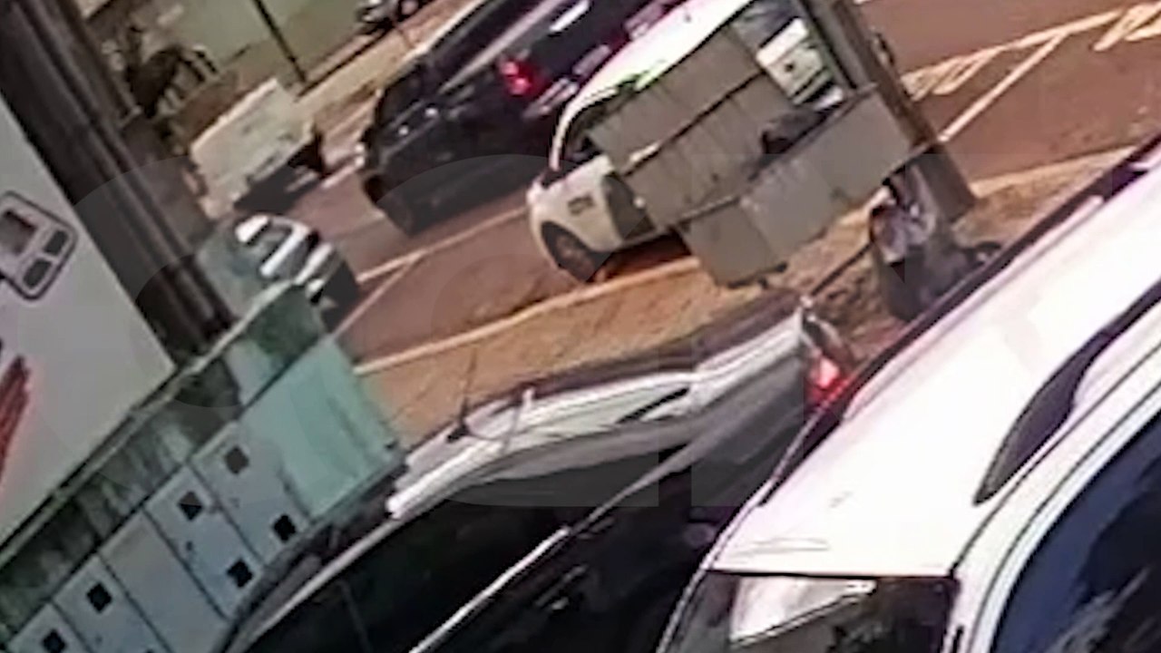 Engavetamento ocorre após carros frearem para pedestre atravessar a rua