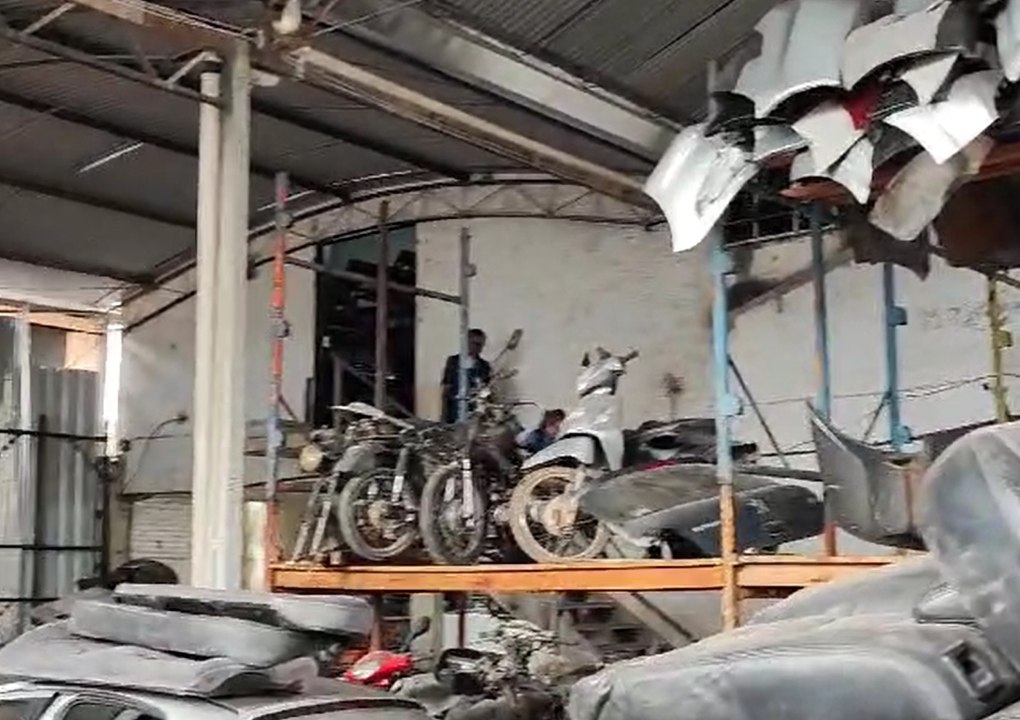 DEIC flagra Ônix furtado em Balneário Piçarras já picado em desmanche de Gaspar; um acabou preso