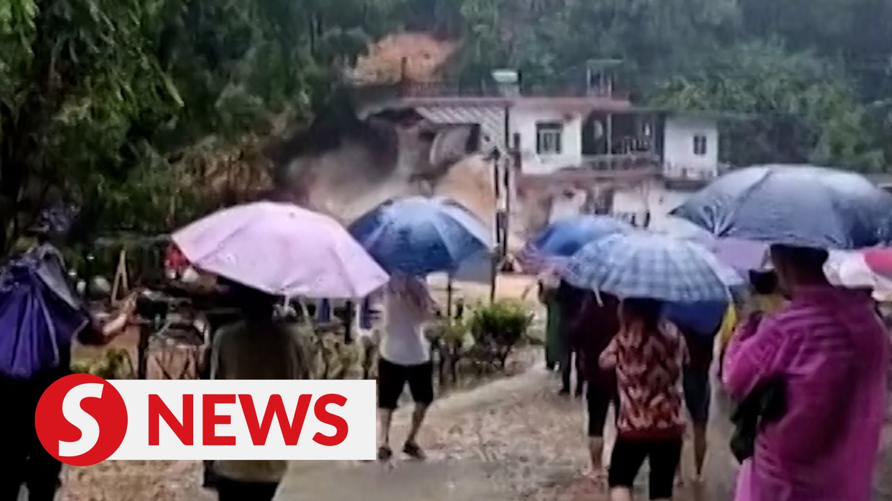 Landslide causes house to collapse in eastern China