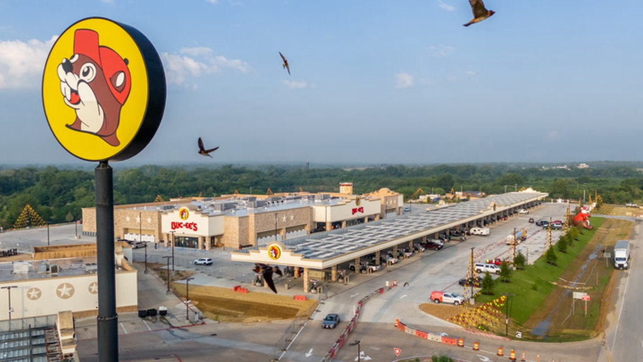 The Buc-ee’s Statue Got A New Look, And Fans Have Thoughts