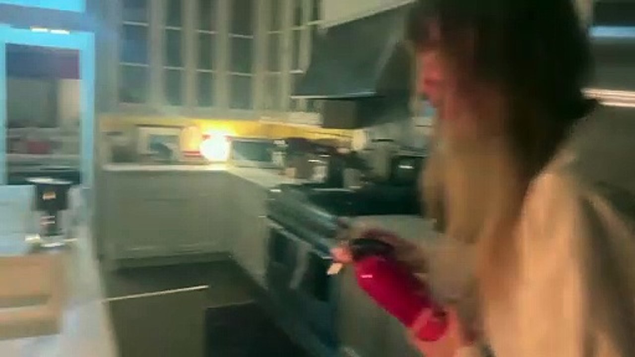 Taylor Swift tem dia de bombeira na casa de amiga