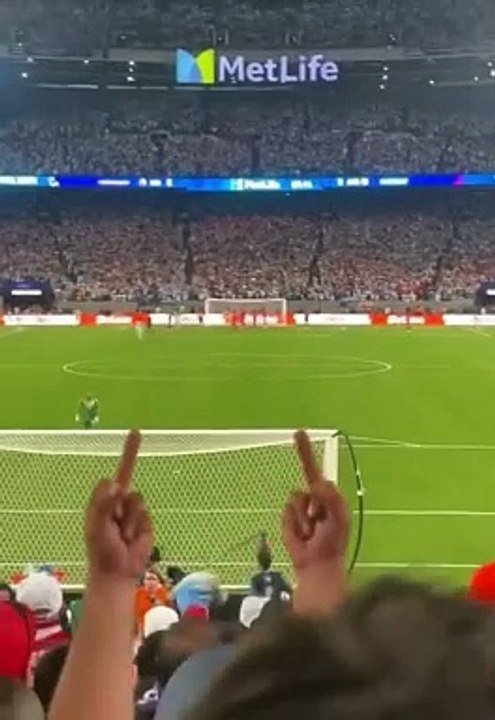 El festejo del Dibu Martínez tras el gol de Lautaro Martínez