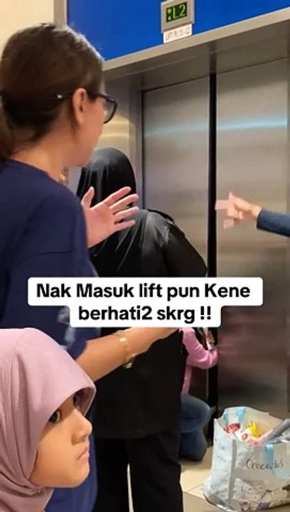 男童受困升降机 小小门缝哇哇哭求助