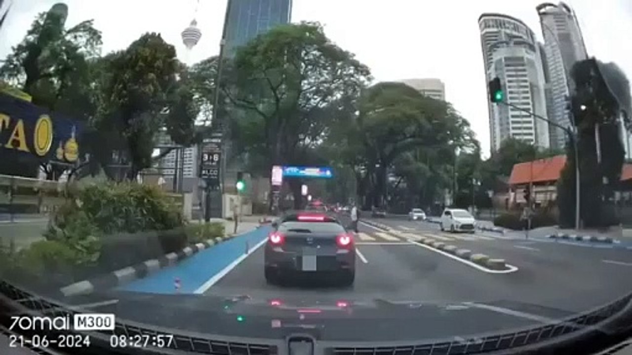 过马路没看左右 女子险些GG！