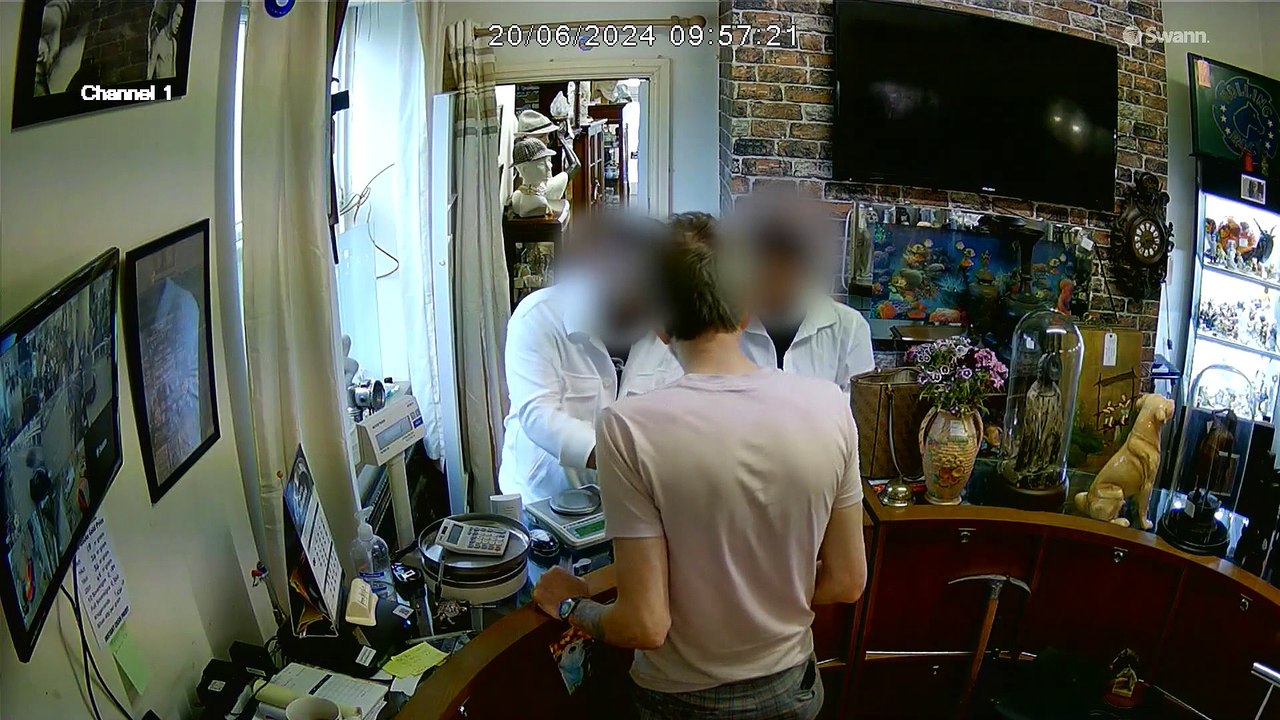Fraudsters escape with cash after fake gold con caught on CCTV