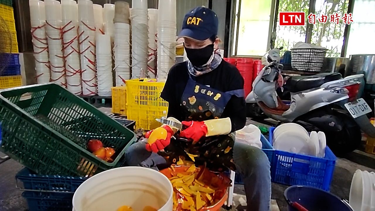 最大產區楠西趕製芒果乾 「二刀流」削皮切塊、7秒處理1顆
