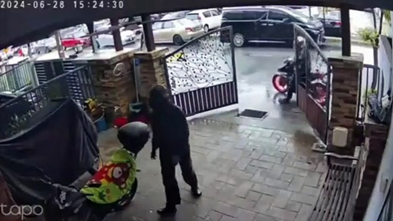 2男子 偷摩哆 整个过程只用了1分钟