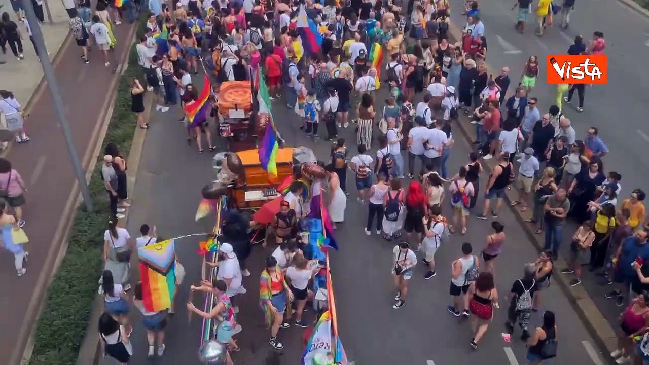 "Libere di esser?", lo striscione con la schwa che apre il corteo del Pride di Milano
