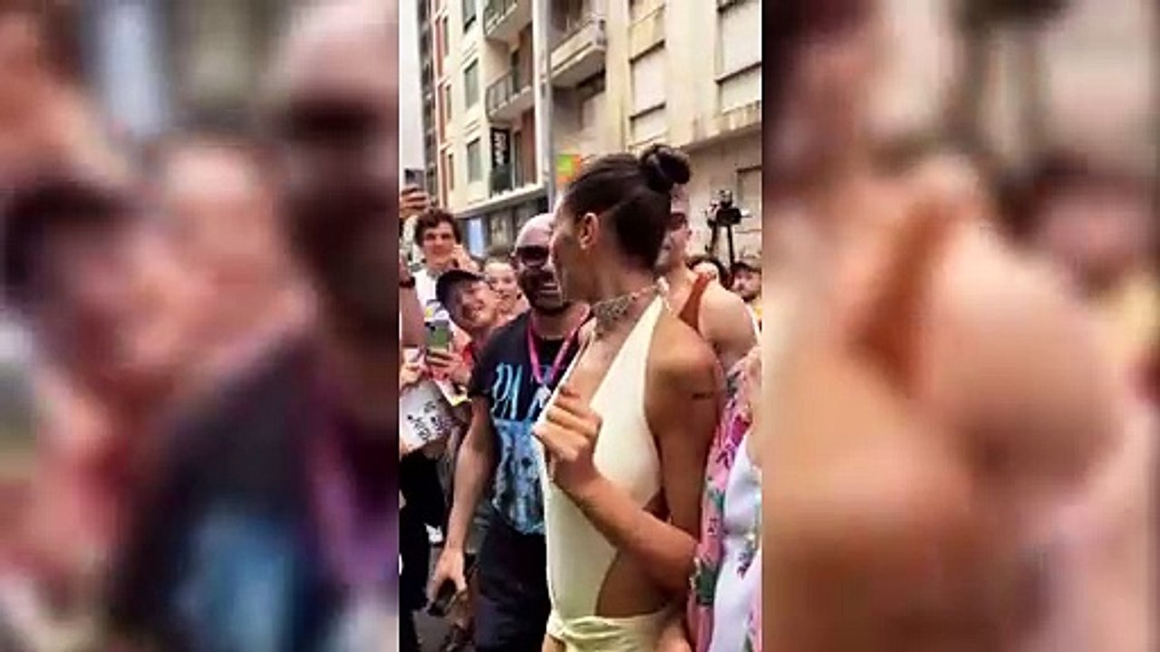 Elodie sfila al Milano Pride, per lei accoglienza super calorosa