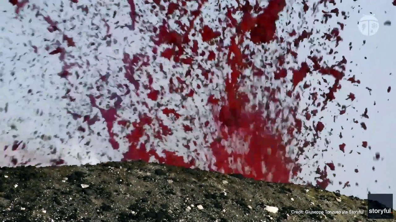 意国埃特纳火山持续喷发 熔岩块喷向高空