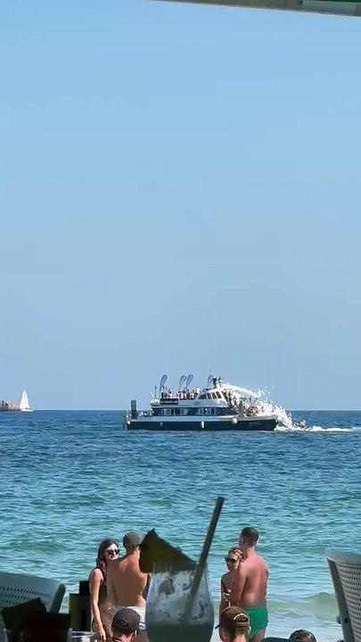 Una fiesta de la espuma en un barco en Eivissa