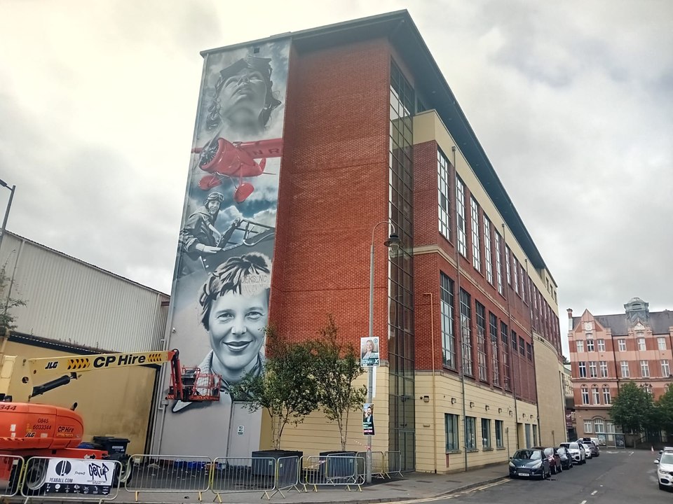 Iconic new mural celebrating ground-breaking aviatrix Amelia Earhart adorns Derry’s NWRC overlooking River Foyle