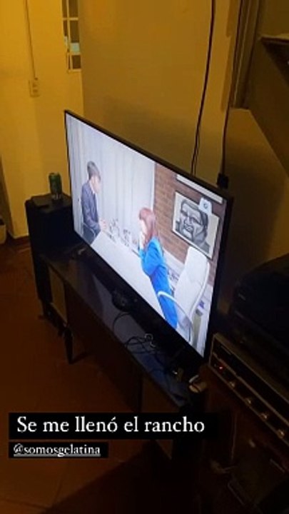 Lali y Pedro Rosemblat viendo juntos la entrevista a Cristina Fernández de Kirchner