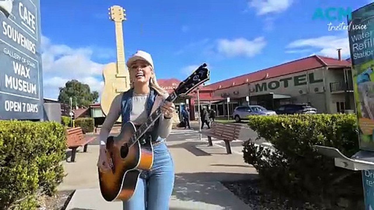 Max Jackson performing  'Little More Country'